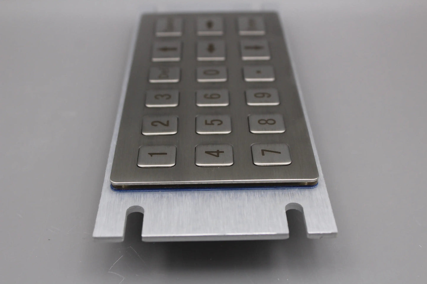 Clavier métallique robuste pour borne interactive, 18 touches numériques, antivandalisme, en acier inoxydable 304, personnalisable pour distributeur automatique.
